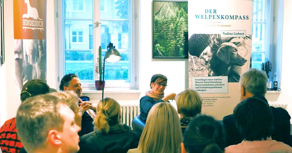 Titelbild: Nadine Liebert während der Buchpräsentation zum WELPENKOMPASS