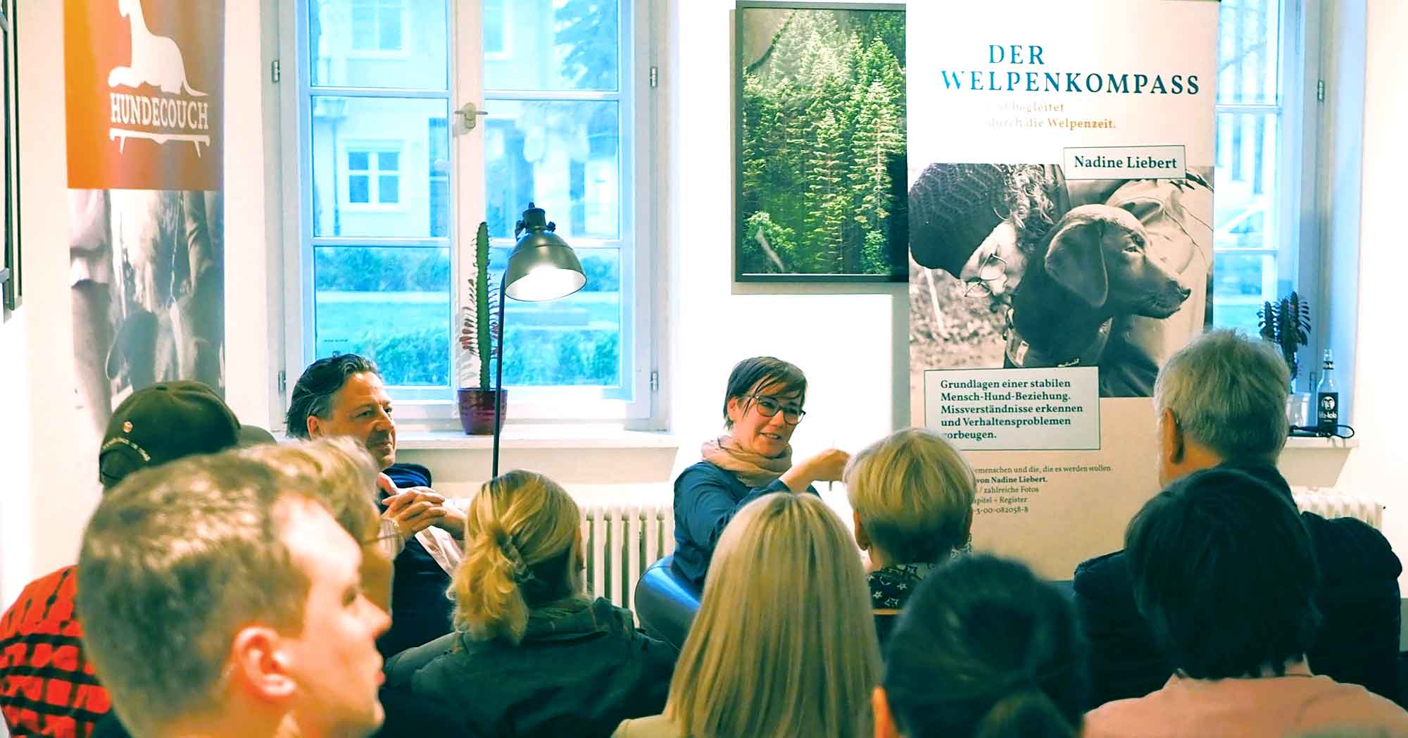 Titelbild: Nadine Liebert während der Buchpräsentation zum WELPENKOMPASS