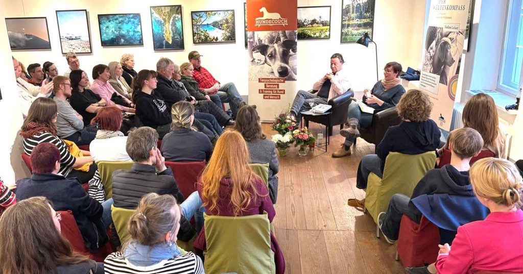 Titelbild: Nadine Liebert während der Buchpräsentation zum WELPENKOMPASS