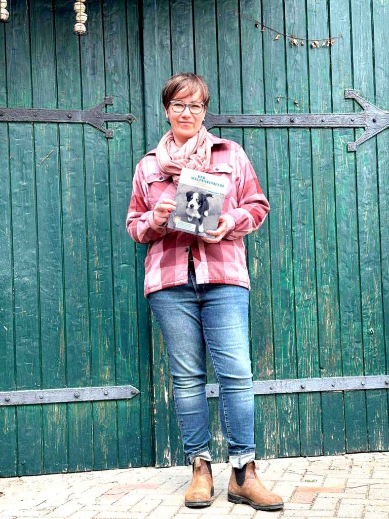 Nadine Liebert mit ihrem WELPENKOMPASS ein Jahr nach der Veröffentlichung